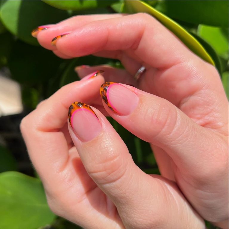 Autumn Leaf Splendor: A Seasonal Nail Art Masterpiece