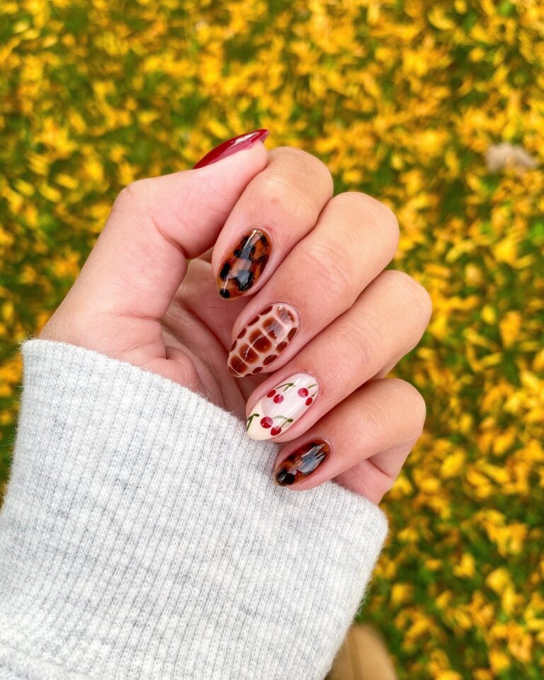 Autumn Vibes with Chic Nail Designs