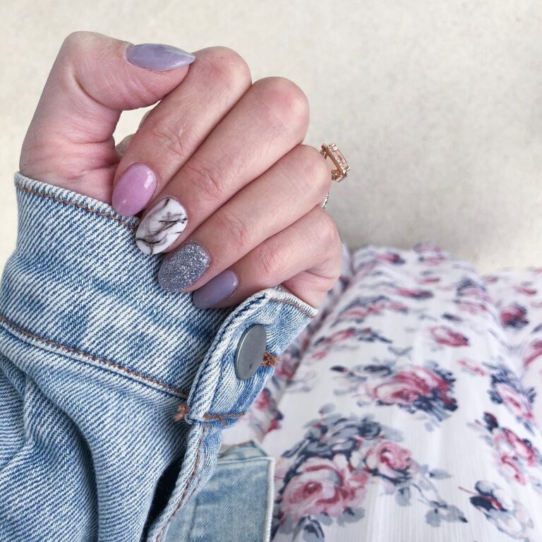 Elegant Marble Accent Nail